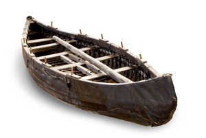 In 2001, members of the Albaola association built a hypothetical
replica using a frame of wood covered in leather. They sailed
along the Atlantic coast from Pasaia to Vigo, proving the seaworthiness
of the boatbuilding materials used in ancient times.
