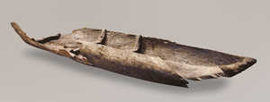 Canoa monoxila hallada en las orillas del río Aturri, que se
  conserva en el Museo Vasco de Baiona. Se estima que corresponde
  al siglo XVIII y es el testimonio de una tecnología que se ha
  venido utilizando a lo largo de más de dos milenios. 