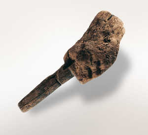 Hammer found in the Roman port of Oiasso. Given its similarity
with other pieces found in London and Ostia, it was probably
used in shipbuilding.
