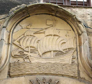 Ship in a house in Beko Kalea in Errenteria, from the mid-sixteenth
century. During this period, the struggle for supremacy among
the European sea powers led merchant ships to develop into fighting
galleons.