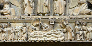 There are certain differences between the ship depicted on the
tympanum of the doorway of the Church of St. Peter in Olite and that
of San Sebastian; the upper planks of the hull can clearly be seen not
to end in the stems, but are instead raised to support castles built into
the hull. This type of ship very probably had its origins in northern
Europe.
