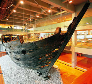 Bremen cog. Further evidence that the ship shown in the cathedral
at Gasteiz might not be local came with the archaeological/
sailing experiment made with three replicas of the Bremen cog.
This showed that the ship design was best suited to summer voyages
on the relatively sheltered seas of the Baltic; it is therefore
unlikely that such vessels were common along Basque coasts,
given the harsh conditions of the Bay of Biscay.