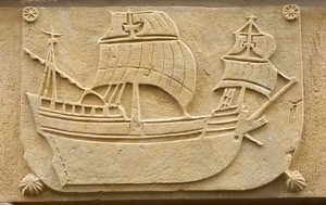 Carved lintel in Orio with a faithful depiction of the sixteenth
century Basque nao. This relief and others found along the coast of
Gipuzkoa have served as a reference for understanding the characteristics
of this type of ship; in particular to clear up certain doubts
as to the freeboard and spars of the San Juan.
