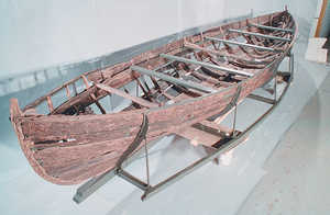 By the sixteenth century, the Basque whaling boat had already
reached a very high degree of design sophistication. In later centuries
it was adopted by other seafaring cultures, who maintained
and adapted the principal features. Once such example was the
New Bedford whaling boat, made famous throughout the world by
Herman Melville’s novel Moby Dick. The American boat was in
turn adapted locally in the Azores for hunting whales, and continued
to be used into the twentieth century. It is still used as a racing
vessel. Basque whaling boat from the sixteenth century, recovered at
Red Bay, Labrador by archaeologists from Parks Canada, inunderwater excavations of the Pasai Donibane nao, sunk in 1565.
This is the oldest whaling boat known and is in the Basque whaling
museum at the National Historic Site at Red Bay. She is eight metres
in length and two in the beam. She is built primarily of oak,
and the most striking feature of her design is that it combines the
two systems: clinker-built above the waterline and carvelled below
it. She sported a fore mast and main mast, and had a crew of six
oarsmen (included the harpooner) and a captain.