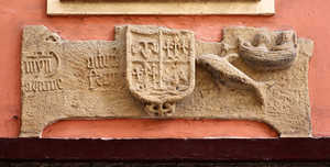 Lintel of a house in Calle Azara in Zarautz with another whale
hunting scene. The relief shows a very similar chalupa to the one
found in Red Bay; the two upper strakes in the hull, above the
waterline, can be seen to be lapped, whereas the underwater part
is flush-laid. Detail of the lintels clearly showing the whale harpooned
from the txalupa.