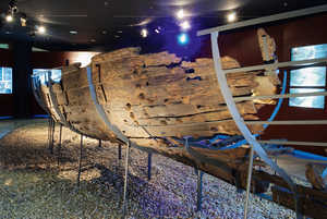 Thanks to the discovery, study and conservation of the orecarrying
pinnace from the second half of the fifteenth century,
found in the district of Urbieta in Gernika, we now know what
these vessels looked like. Currently on exhibition at the
Archaeological Museum of Bizkaia in Bilbao, it has become an
important reference point in the field of marine archaeology.