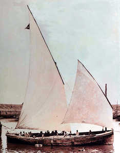 The San Francisco, a tuna boat from Bermeo, photographed in
1917. These were the last years of sail-powered fishing boats;
having competed with steam boats for several decades, they had
grown to be up to 16 metres in length. This is a "txalupa handia",
(large chalupa in Basque), a name given to the larger decked tuna
boats that emerged at the end of the nineteenth century.