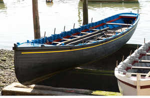 Ameriketatik, a replica of a fishing trainera from the second
half of the nineteenth century, based on a plan by Mutiozabal. She
was built by the author in 1998 at the Apprenticeshop boatbuilding
school in Rockland, Maine (USA) and financed by the Basque
Diaspora from the American continent to be presented to the
people of the Basque Country. Since then, Ameriketatik (meaning
“from America”) has represented Basque marine heritage at numerous
international events.