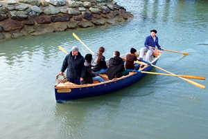 The interest aroused by this small vessel extends beyond the
Basque Country; in 2008, the Breton association Défi du Traict
built the first replica of a nineteenth-century Basque batel, which
they named Pasaia.