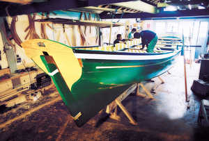 The Ontziola Centre for the Research and Construction of
Traditional Vessels, in Pasaia, is keeping the trade of ship's carpenter
alive. Following a painstaking process of documentation, reliable
replicas of traditional Basque vessels from different periods are
being built, using the techniques employed in the past. The activity
is open for visitors to see.