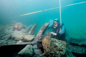 The underwater research centre, INSUB has been operating
for over 30 years. It conducts research programmes, mostly, on the
Basque coast and works with similar organisations on archaeological
projects from other countries: France, the Dominican Republic,
Bermuda, Canada, the Lebanon, etc. In the picture, Manu Izagirre
at the archaeological dig of the Orio wreck, dating from the sixteenth
century.