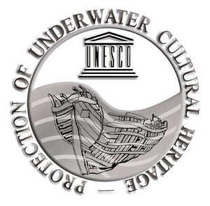 Excavation of the San Juan whaler, by an underwater archaeological
team from Parks Canada. The San Juan, which sank in 1565
in Red Bay, Labrador, has become the logo for UNESCO's
Underwater Archaeology Section.