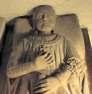 Detalle del sepulcro de Ochoa d'Onor de Olaegui, Caballero
de Santiago, Alcaide de Vélez y Comera; cr. 1500. (Elgueta).