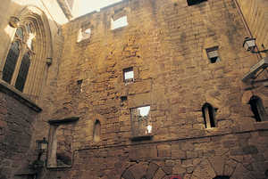 Interior de las Torres destruidas de los Olano y Zarauz
(Guetaria)