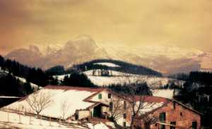 Vista de Txindoki desde la ermita de Altzagarate