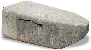 <strong>Piedra</strong> de arrastre de bueyes en la plaza de Aizarna