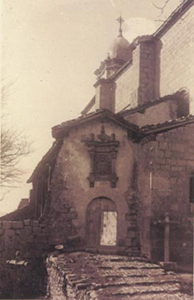 Entrada a la iglesia con el escudo