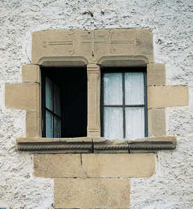 111.	 Las ventanas del caserio Makutso (Oiartzun) estan ricamente decoradas con molduras y tallas de anclas, cruces y pajaros.