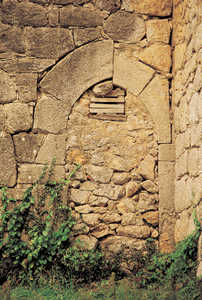 112.	Las puertas de los caserios mas antiguos de Guipuzcoa tienen arcos de piedra apuntados, como este de Astigarribia (Mutriku).