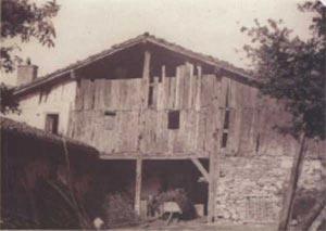 120.	The framework of almost all farmhouses from the 16th and 17th centuries is made from oak wood. Such as that of the Gomestio farmhouse porch in Arrasate.