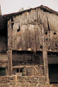 123.	La ferme natale du gnral carliste Toms de Zumalakarregi, appele Iriarte (Ormaiztegi), est construite avec des troncs et des planches de chne.