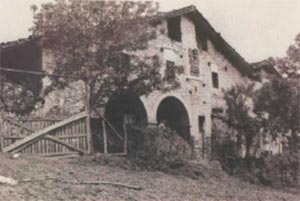 125. Eguren (Bergara) pertenece a la primera generacion de caserios con arcos que a mediados del siglo XVII se popularizaron en la cuenca superior del rio Deba.