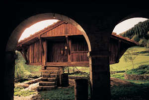 127.	Les arcs d'Agarre (Bergara) ont t tardivement ajouts  l'ensemble de la vieille ferme et de son grenier sur pilotis.