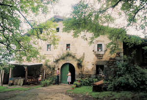 130.	In Orexa, farmhouses such as that of Ormaetxe Garai are very common: with no porch, but with an elegant semicircular arch in the style of northern Navarre.