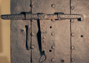 148.	Lock with incisive decorations and burin stroke flowers on the bolt (16th century).