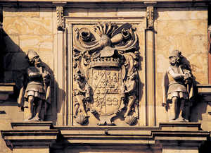 20. Les armoiries de la famille Lazkano (1638), flanques par deux guerriers, prsident l'entre au palais du Duc de l'Infantado (Lazkao). Le palais remplace les vieilles tours mdivales d'o les Lazkano dominaient d'une poigne de fer les paysans de la commune d'Areria.