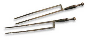 37. La fourche  bcher tait un outil bien connu au Pays Basque depuis le Moyen-Age et son usage fut maintenu jusqu'en 1950. La fourche typique du Gipuzkoa a un manche court et de longues dents.