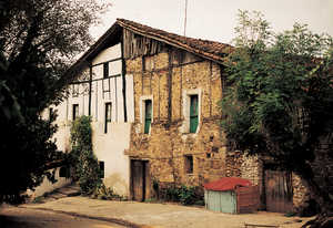 53.	Agarreurreta farmhouse (Zaldibia). During the 18th and 19th centuries, the larger proprietors divided old farmhouses into portions or ordered that double houses be built in order to fit more tenant families into the same premises.