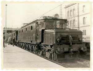 27. An electric engine from the 7.200 series for passenger trains belonging to the Northern Railway Company.