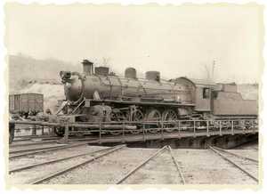 91. Une locomotive  vapeur Mikado inversant le sens de la marche sur un pont tournant. 