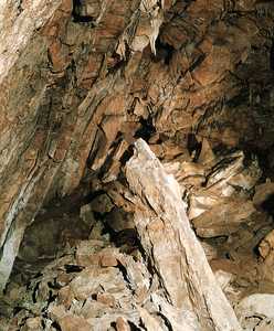58. Bloques cados a la entrada de la cueva de Altxerri.© Jess Altuna