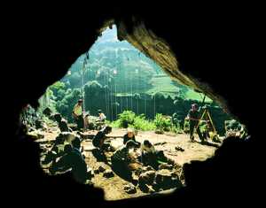 12. Grotte d'Amalda (Zestoa), initialement habite par l'homme de Neandertal. On trouve  sa base une occupation du Palolithique moyen (Moustrien).