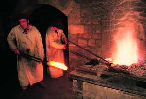 48. As a result of the harsh working conditions in the forge, the operators wore long tunics, known as “obreras” to protect themselves from the heat and sparks, and covered their heads with broad hats.