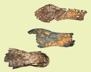 113. La collection de chaussures romaines en cuir retrouve par les archologues dans les rservoirs inonds du port d'Oiasso montre des exemples reprsentatifs de semelles cloutes.