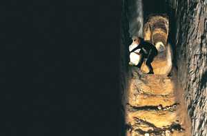 137. Las galeras romanas presentan soluciones muy cuidadas, como este tramo escalonado de la mina de Arditurri 3.© Xabi Otero