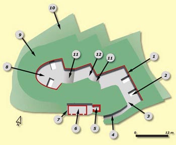 180. San Markoseko gotorlekua. Kutarroko bateria osagarria: 1- Parapetoaren estaldura;2- Babes-lubakia (4 guztira);3- Barne-plataforma (207 m-ko kota);4- Arrapala eta lubaki bidezko sarbidea beheko plataformara;5- Munizio-hornia;6- Kuartela;7- Kuartela isolatzeko pasagunea (1,5 m zabal);8- Goiko plataforma (210 m-ko kota);9- Parapetoa;10- Kanpo-ezponda;11- Arrapala;12- Tarteko plataforma (208,5 m-ko kota).© Juan Antonio Sáez