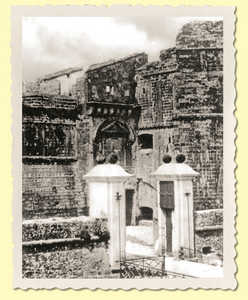 69. Puerta de Tierra de Donostia-San Sebastin hacia 1863. La parte derecha de la fotografa est ocupada por el cubo Imperial.