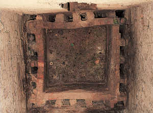144. Back of the firing chamber of the kiln. Note the brickwork, with holes to draw the fire through to the upper part of the kiln.© Enrike Ibabe