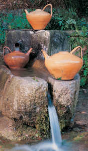 166. Various types of pedarra pitchers being filled with water at a spring, to be carried back to the house.© Jose Lpez