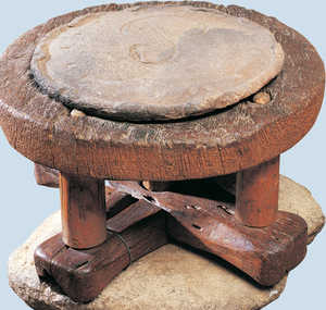 187. Torno para vasijas de fuego de tipologa arcaica, que hunde sus races en la prehistoria, utilizado en Muelas del Pan y Pereruela.© Jose Lpez