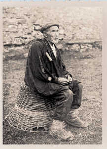 197. Casero de Larraul con su pipa en una foto de  Ojanguren.© Gipuzkoako Artxibo Orrokorra