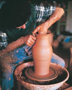 59. El ollero  Jose Ortiz de Zarate alisa la vasija con la tiradera.© Jose Lpez
