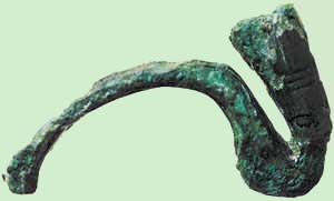 111. Bronze clasp found at Munoaundi.© Edurne Koch
