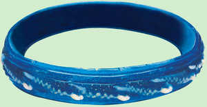 168. Le bracelet en verre, reconstitu  partir du fragment dcouvert  Basagain, est un exemple sans quivoque de commerce  longue distance.© Xabi Otero