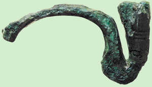 170. Fbula de bronce, hallada en Munoaundi, fabricada probablemente en el mismo poblado o en sus proximidades.© Aranzadi Zientzia Elkarteko Gordailu Zentroa