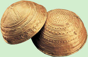174. Gold bowls from Axtroki, dating from the Hallstat period. Found in Eskoriatza.© Aranzadi Zientzia Elkarteko Gordailu Zentroa